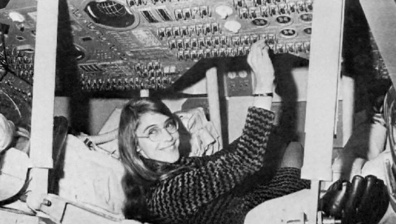 Photo de Margaret Hamilton travaillant